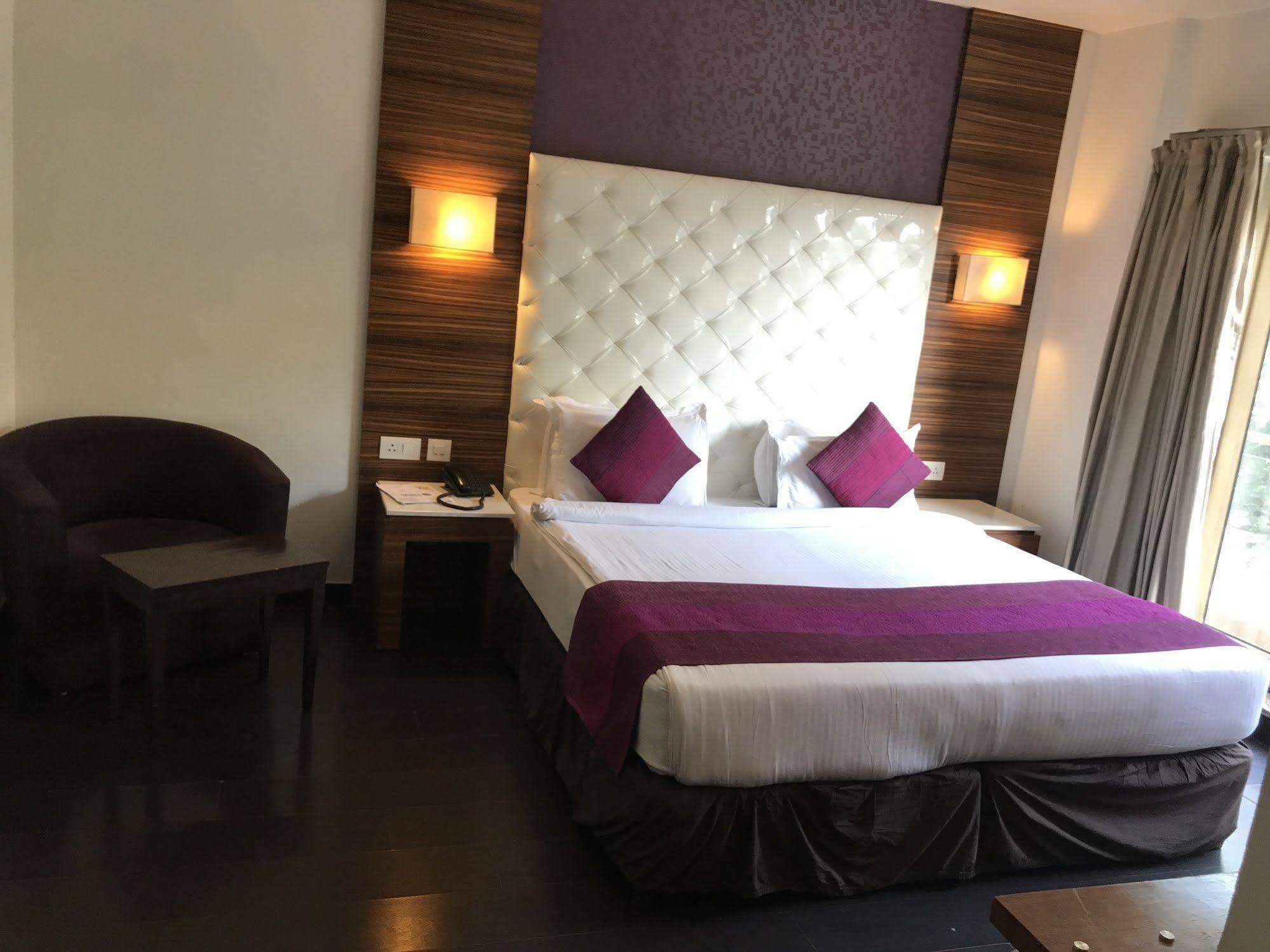 Hotel Ivory 32 Új-Delhi Kültér fotó